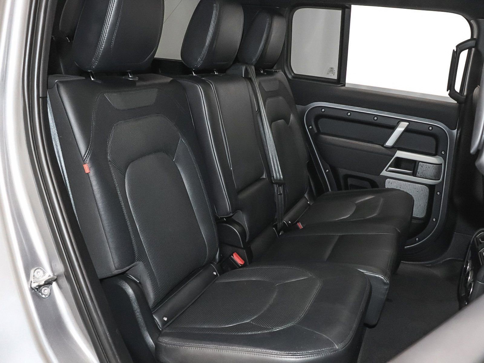 Used 2023 Land Rover Defender 130 X-Dynamic SE image 22