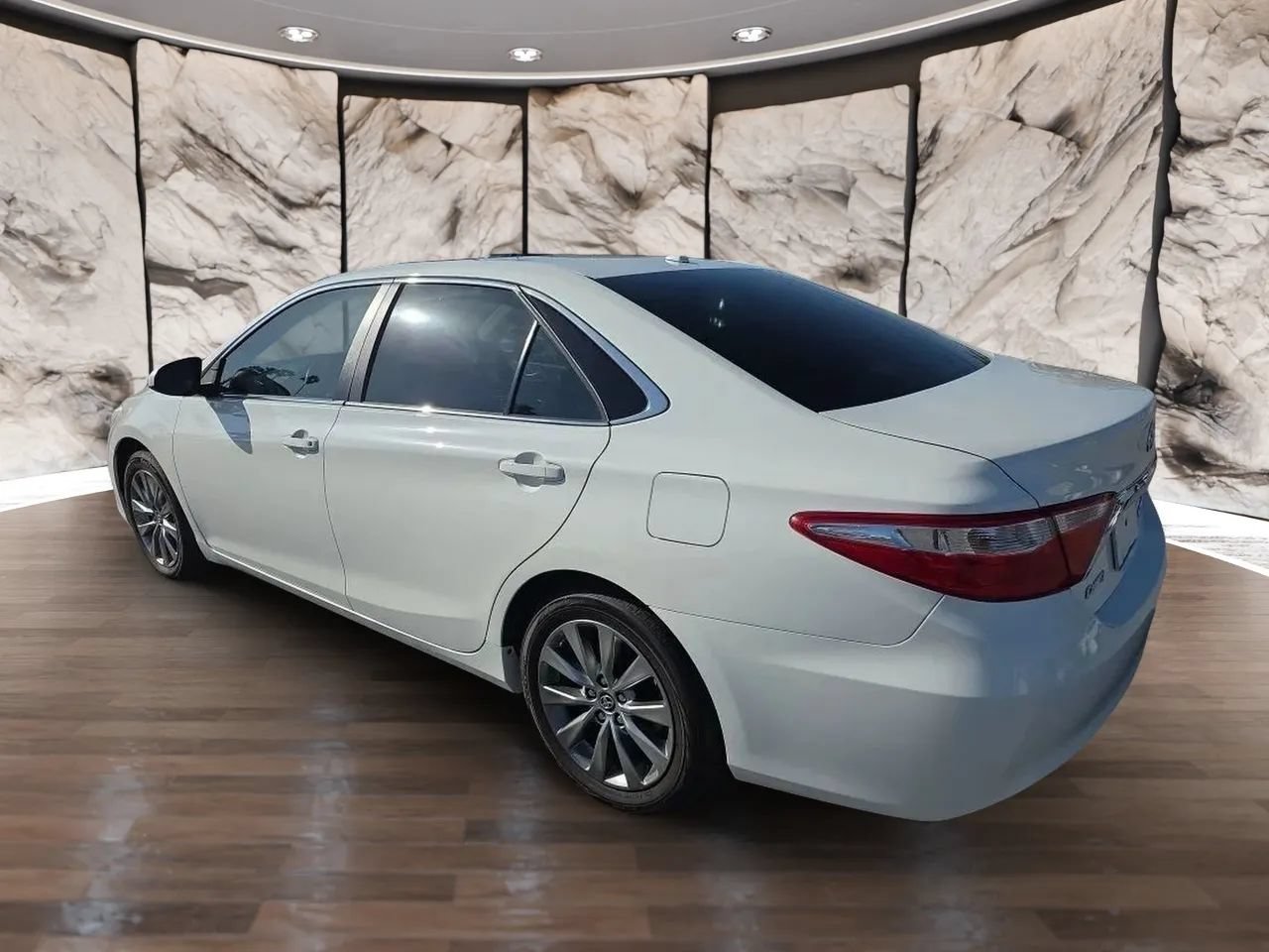 Used 2017 Toyota Camry XLE w/ Moonroof Package FWD image 4