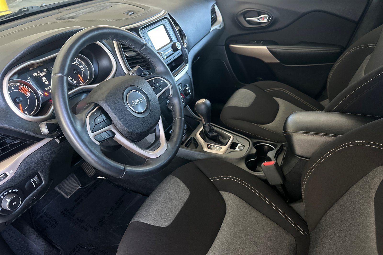 Used 2018 Jeep Cherokee Latitude w/ Altitude Package FWD image 9