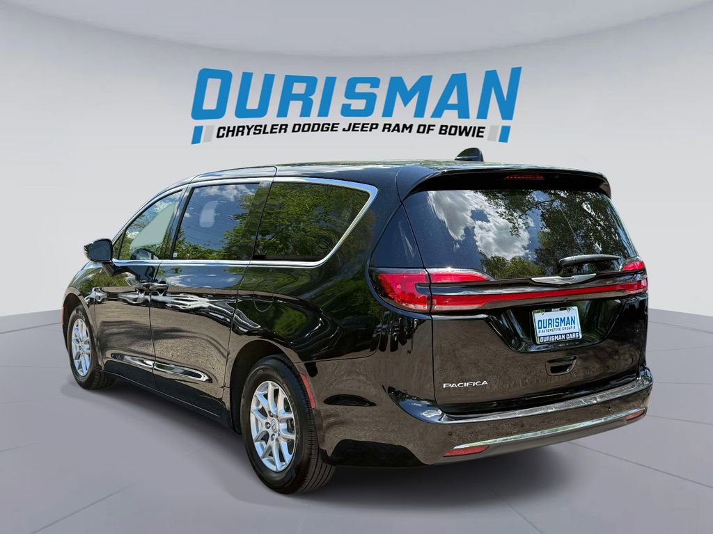 Used 2025 Chrysler Pacifica Select FWD image 4