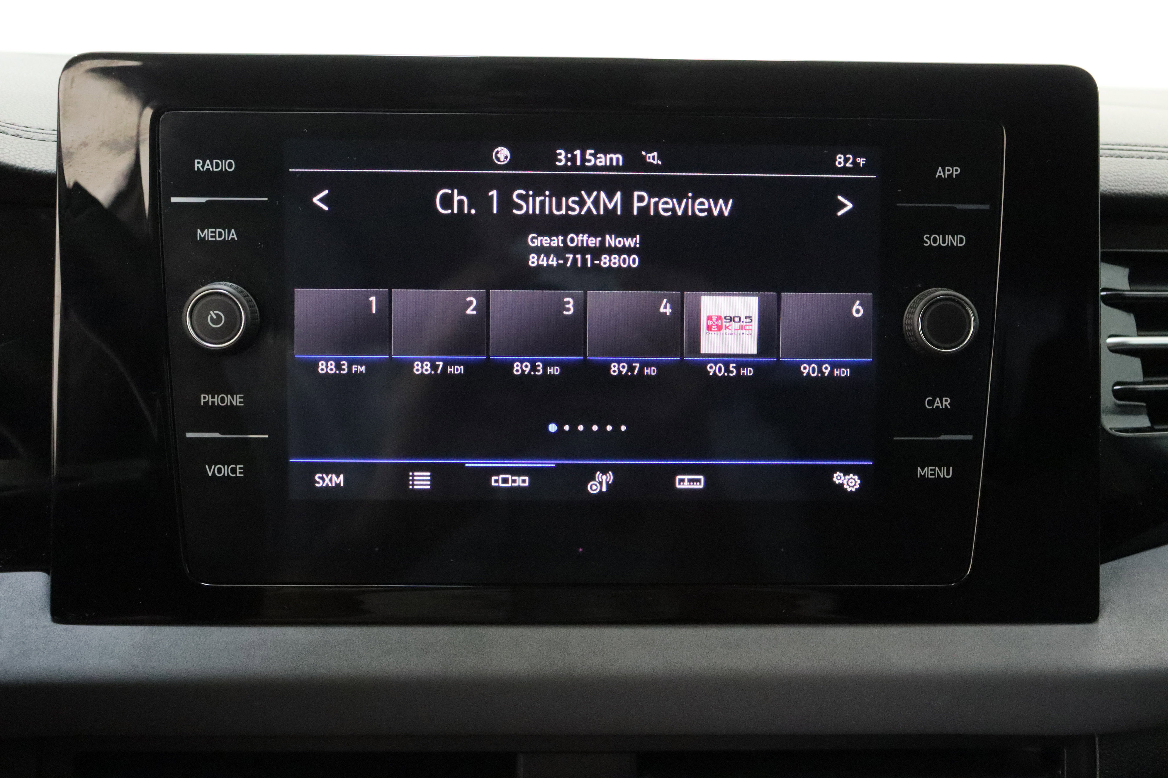 Used 2025 Volkswagen Jetta SE image 19