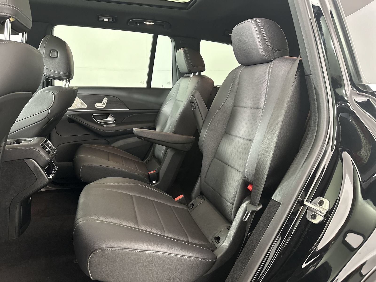 Used 2024 Mercedes-Benz GLS 450 4MATIC image 23