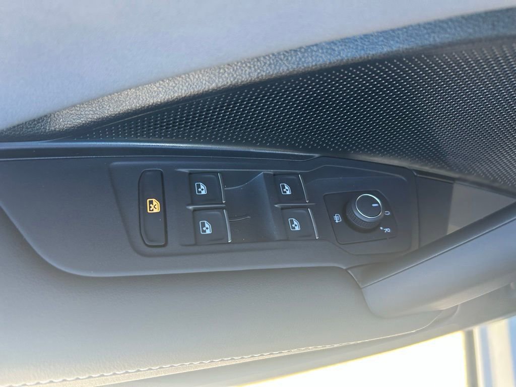 Certified 2025 Volkswagen Tiguan SE R-Line image 54