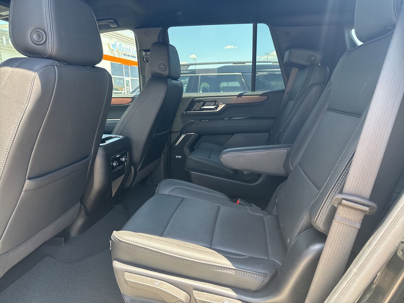 Used 2025 GMC Yukon Denali RWD image 9