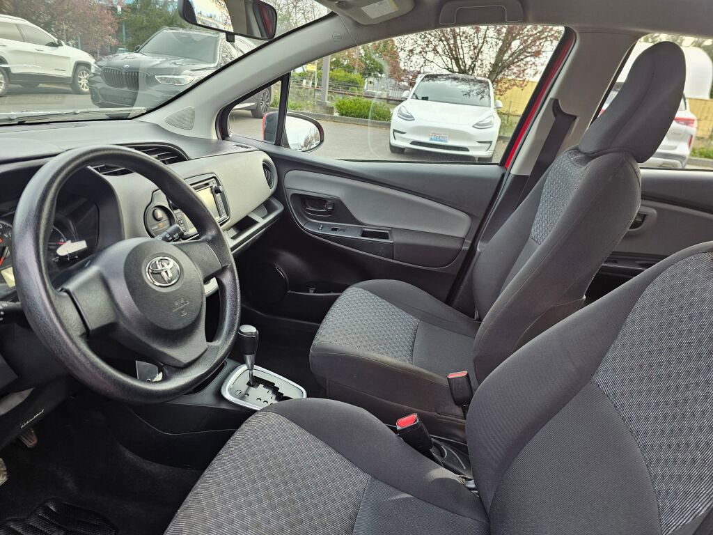 Used 2015 Toyota Yaris L image 24