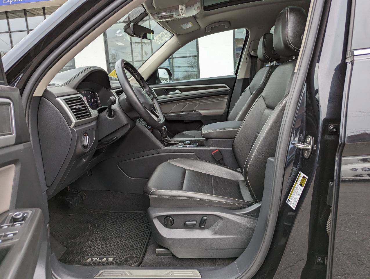 Used 2023 Volkswagen Atlas SE w/ Panoramic Sunroof Package image 12