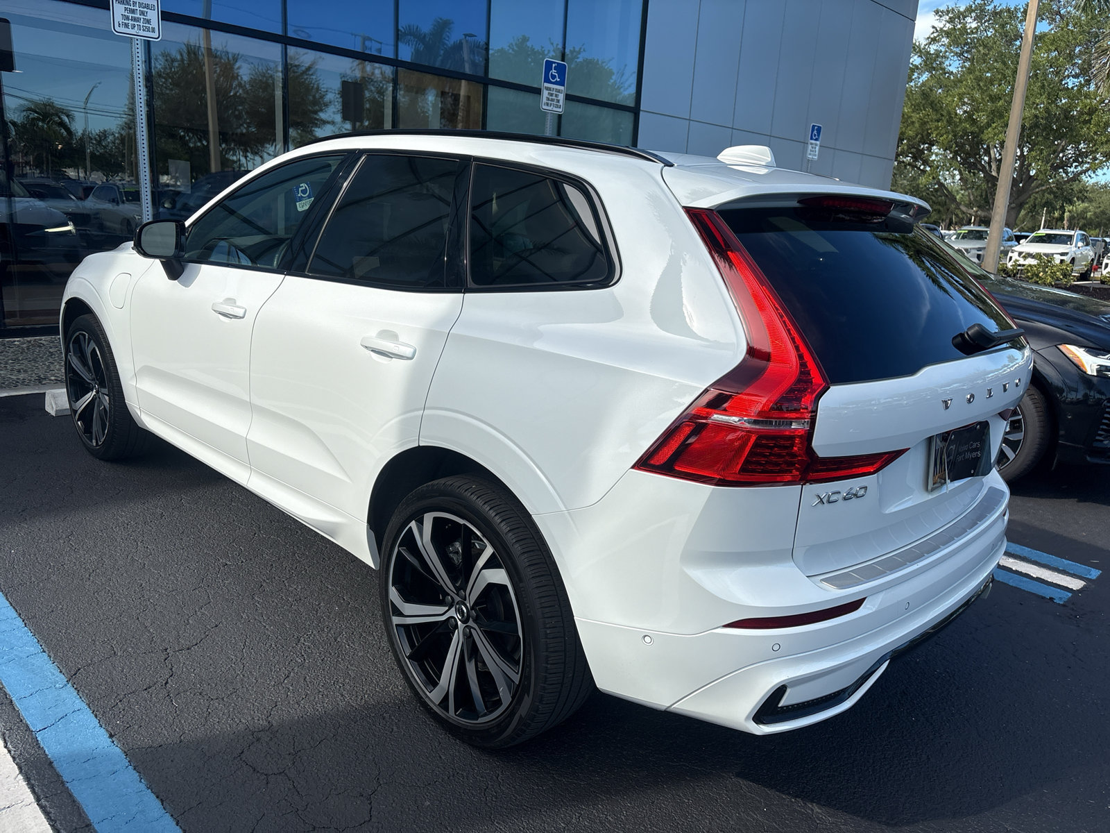 Certified 2025 Volvo XC60 T8 Ultra w/ Protection Package Premier AWD/4WD image 6