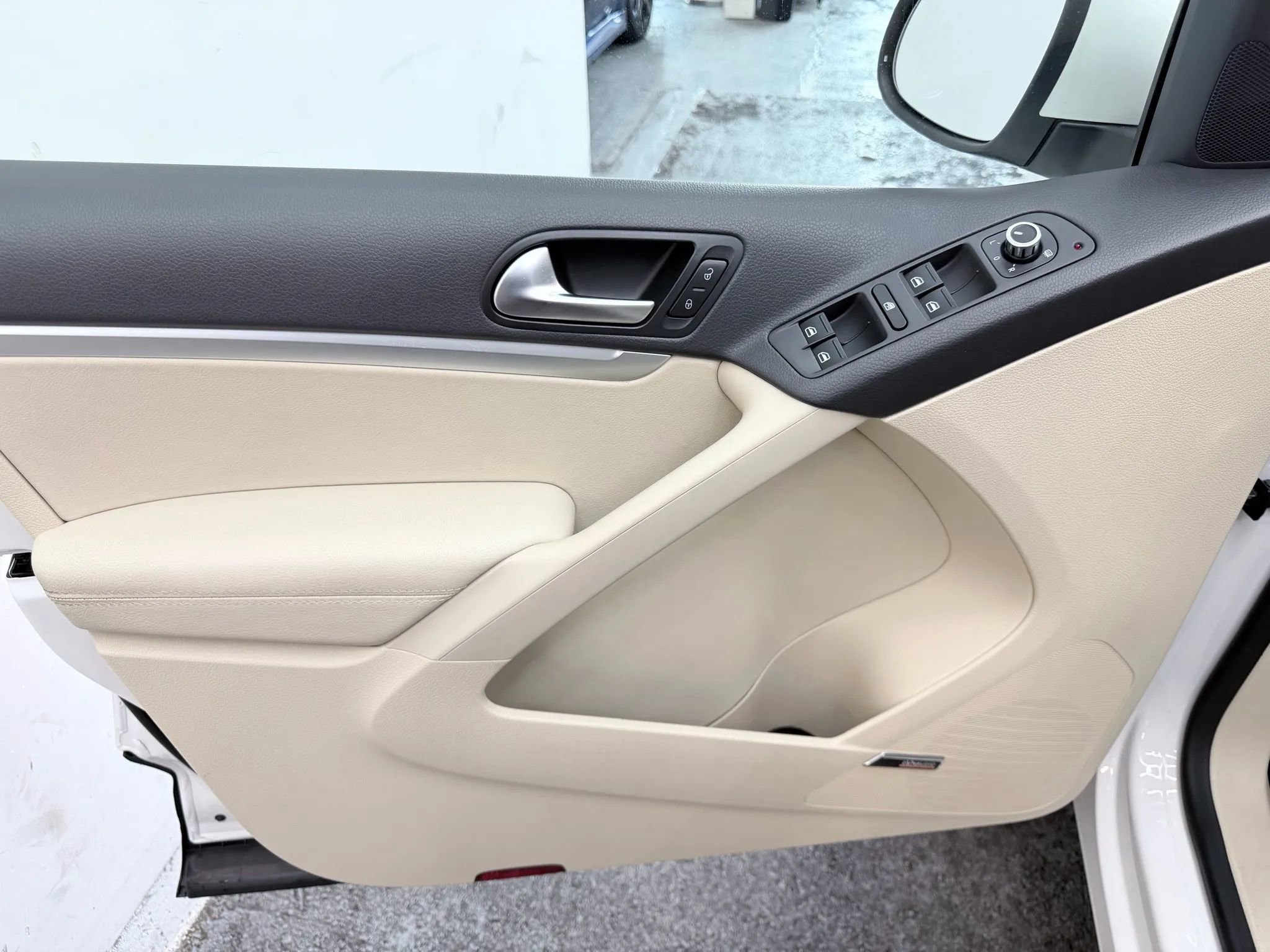 Used 2012 Volkswagen Tiguan SEL AWD/4WD image 9
