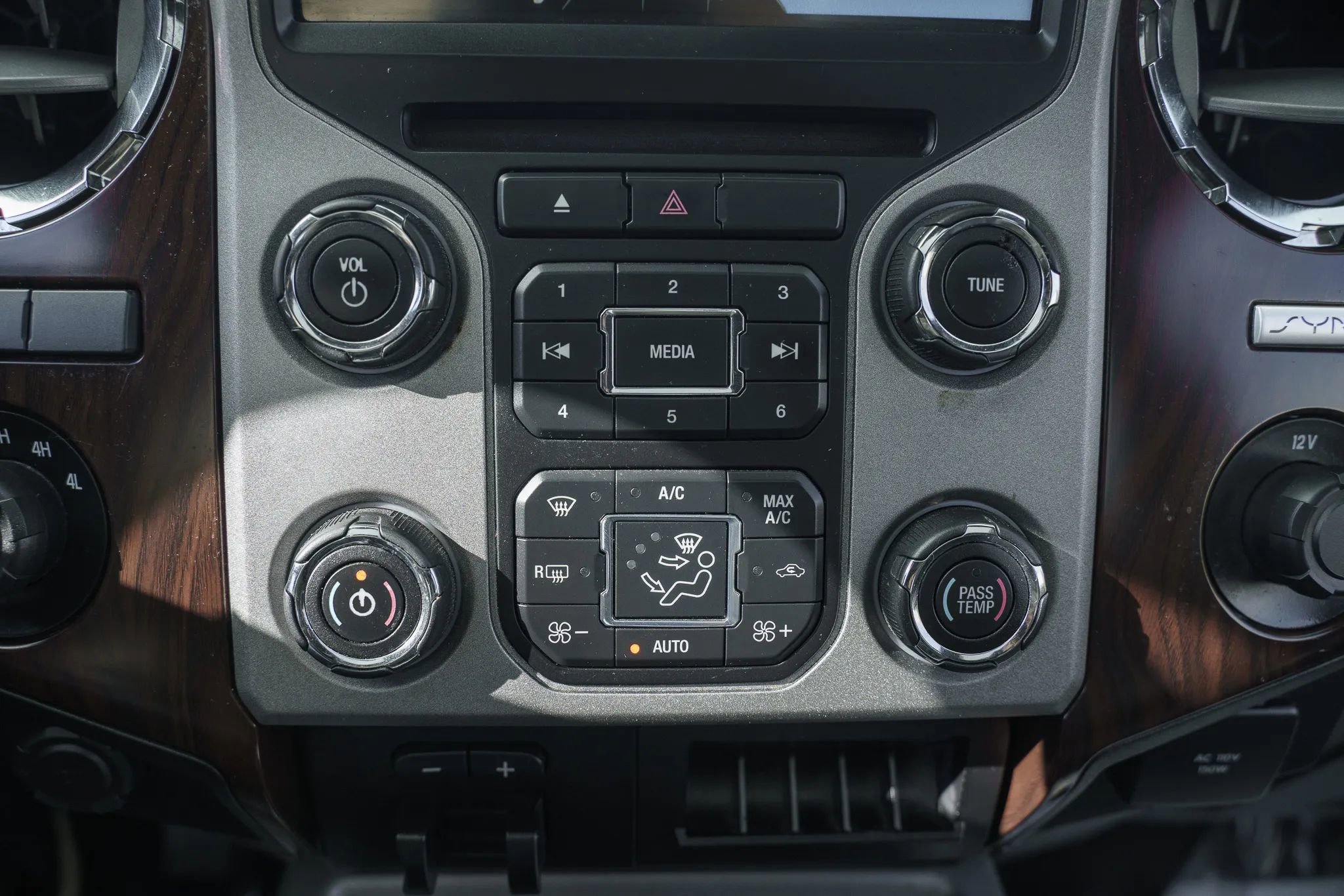 Used 2016 Ford F250 Lariat w/ Lariat Ultimate Package image 31