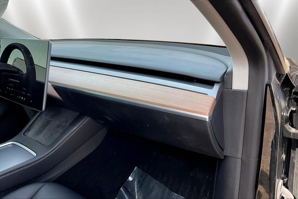 Used 2022 Tesla Model Y Long Range image 25