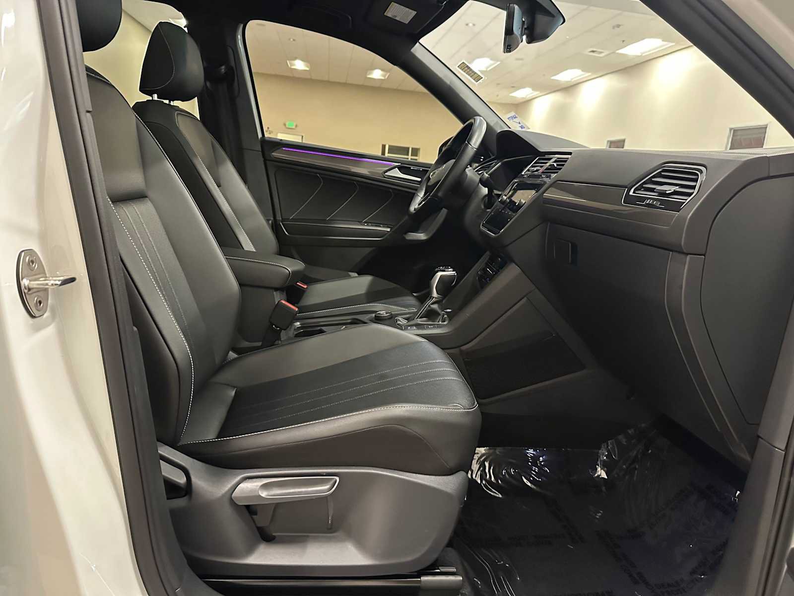 Used 2022 Volkswagen Tiguan SE R-Line AWD/4WD image 28