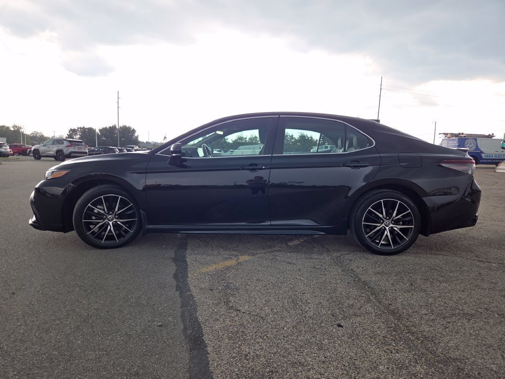 Used 2024 Toyota Camry SE w/ Cold Weather Package FWD image 21
