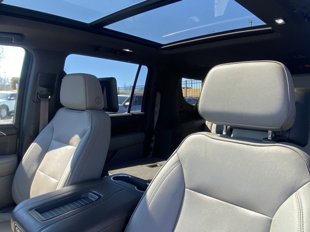Used 2022 GMC Yukon XL SLT w/ SLT Premium Package image 12