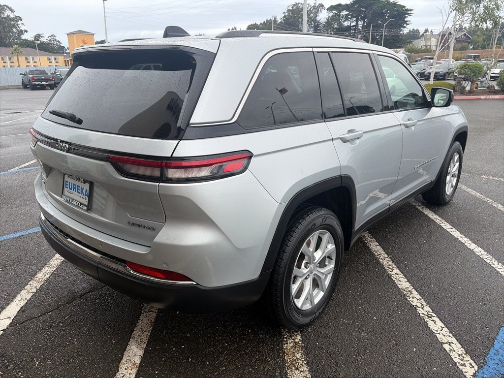 Used 2023 Jeep Grand Cherokee Limited AWD/4WD image 5