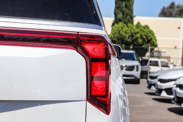New 2027 Kia Carnival EX FWD image 17