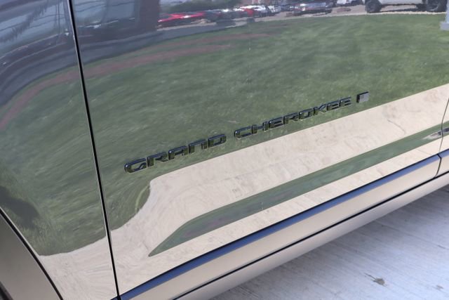 New 2026 Jeep Grand Cherokee Limited w/ Limited Altitude Package AWD/4WD image 8