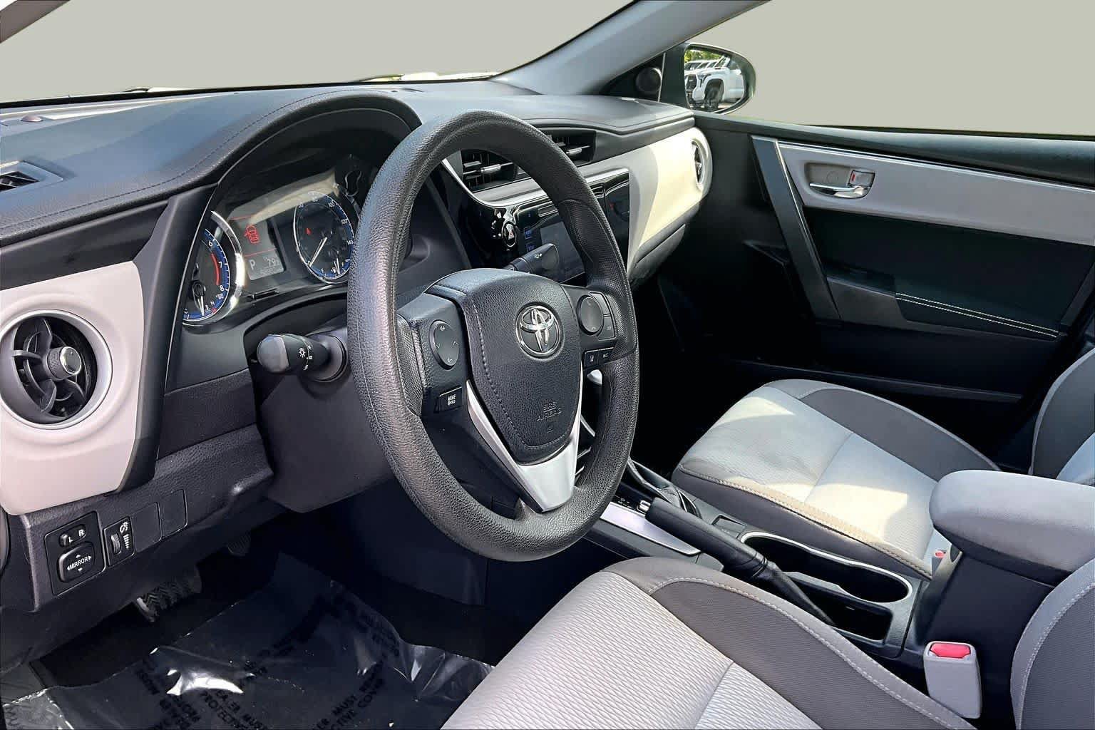 Used 2018 Toyota Corolla LE FWD image 17