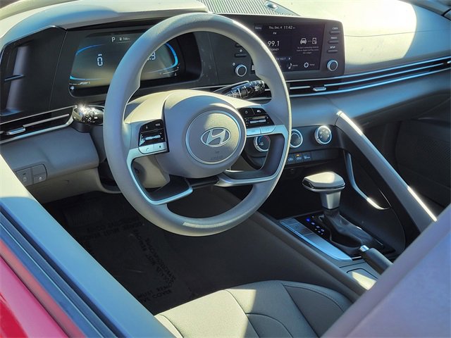 Used 2025 Hyundai Elantra SE image 3