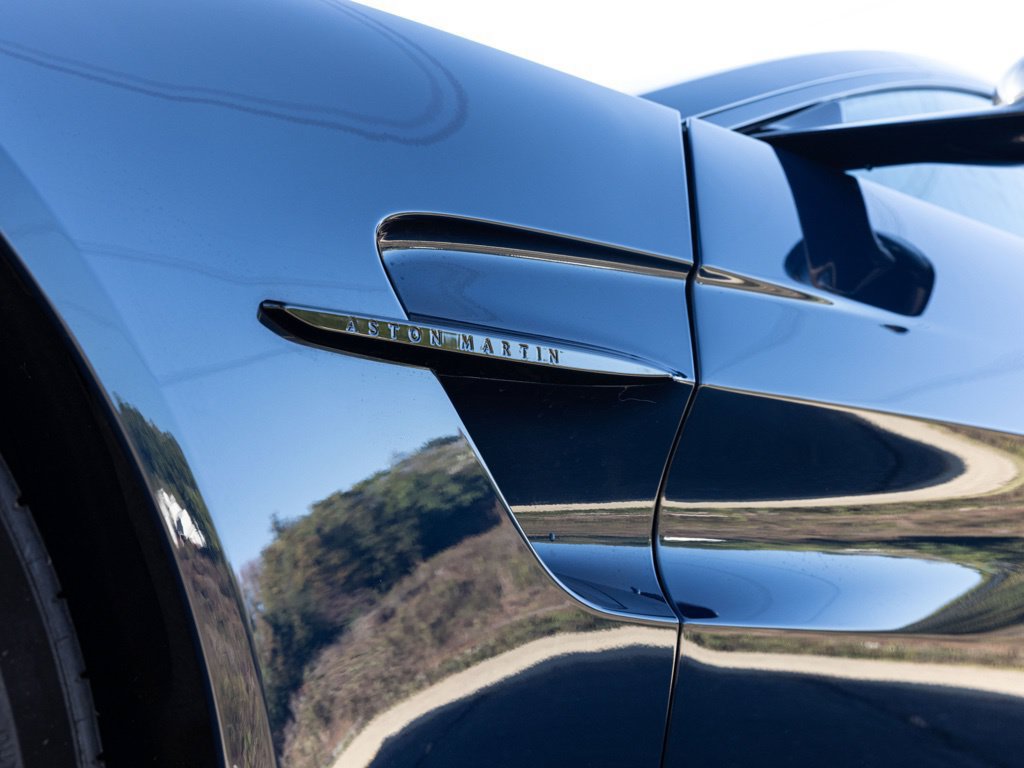 Used 2025 Aston Martin V8 Vantage Coupe RWD image 18