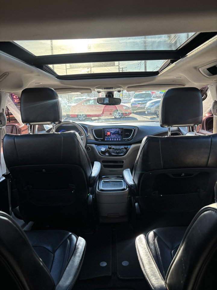Used 2018 Chrysler Pacifica Limited image 18