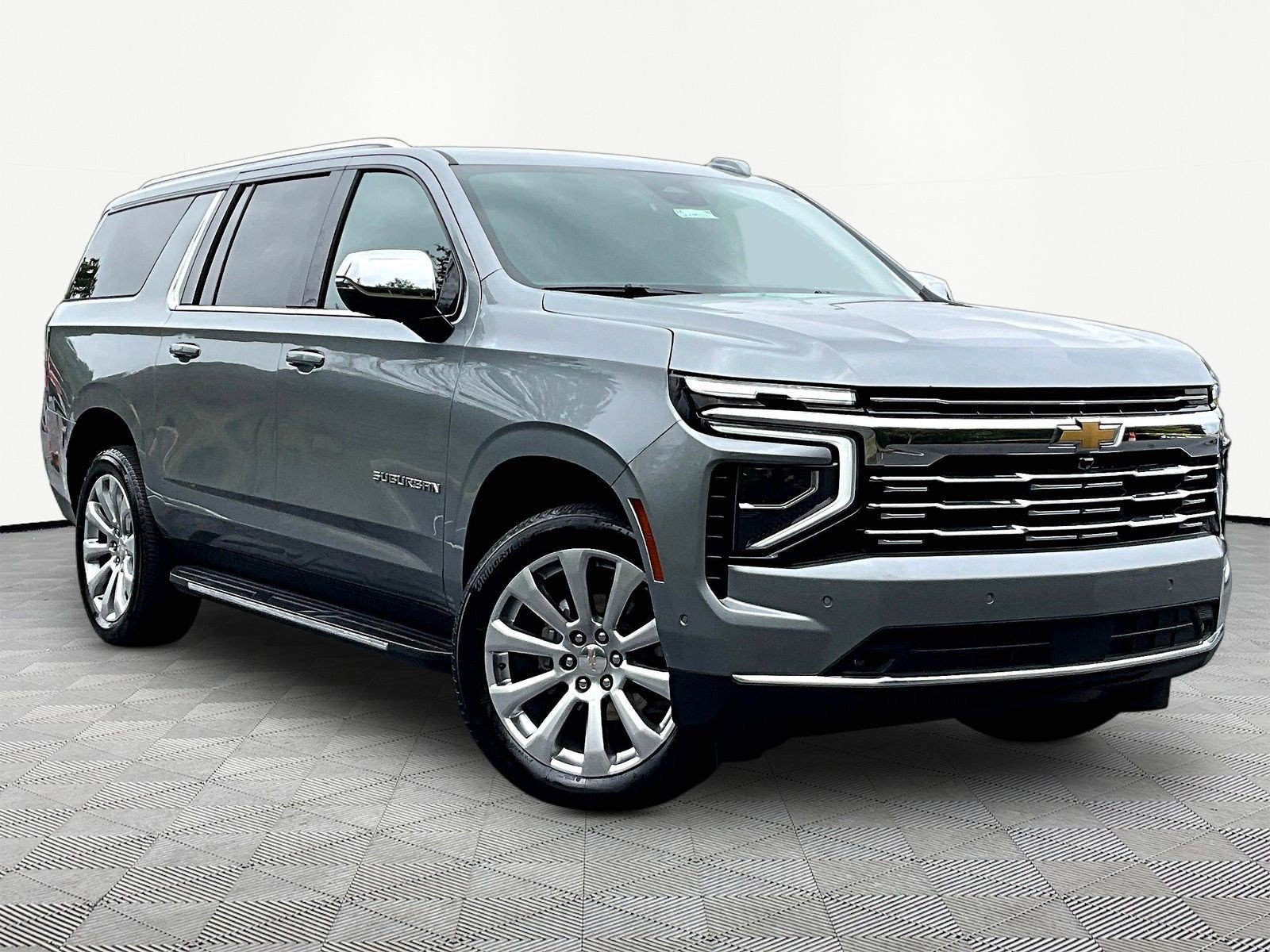 Used 2025 Chevrolet Suburban Premier AWD/4WD image 3