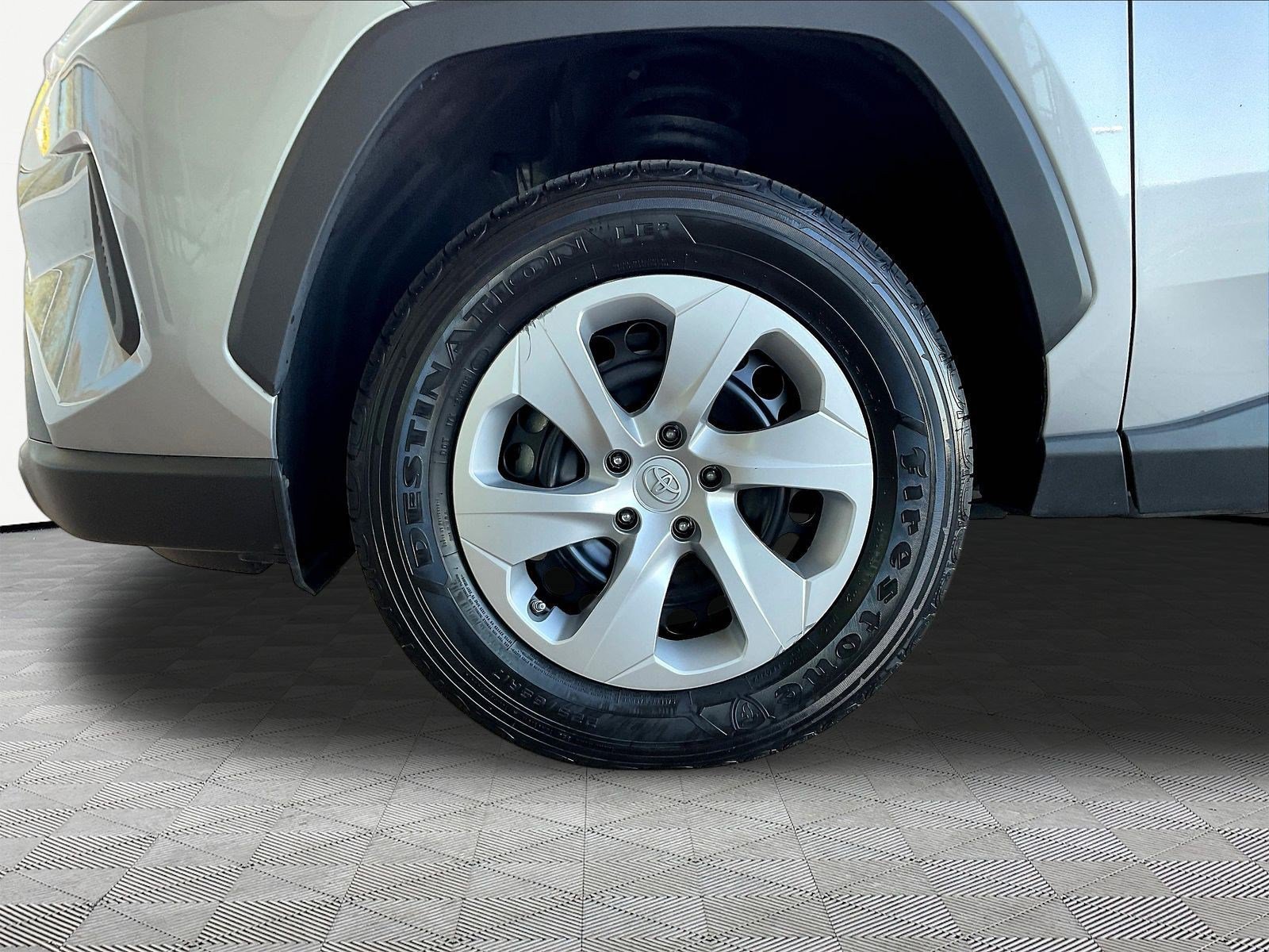 Used 2024 Toyota RAV4 LE AWD/4WD image 32
