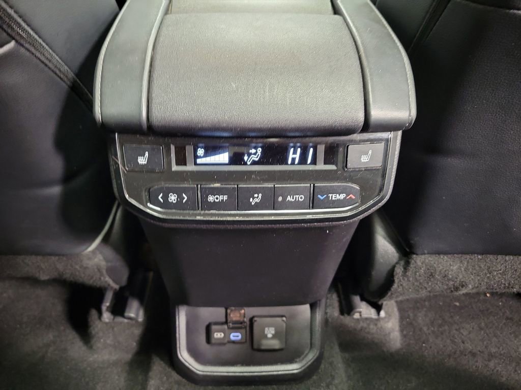 Used 2023 Toyota Highlander Platinum image 29