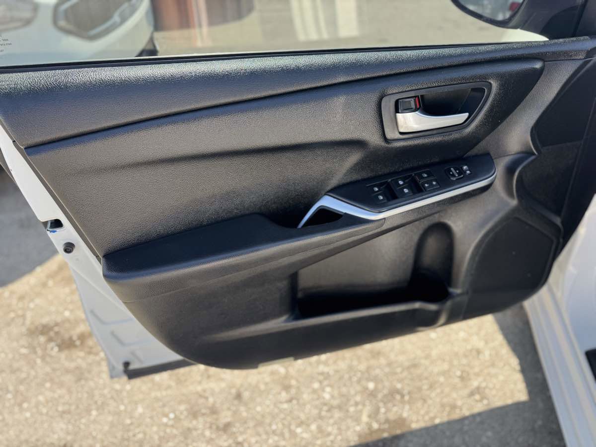 Used 2016 Toyota Camry SE image 8