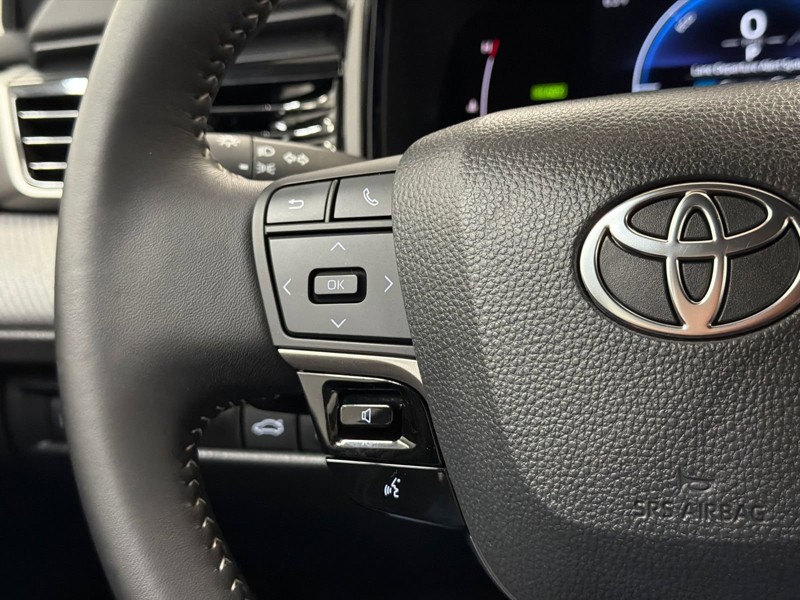 Used 2025 Toyota Camry SE w/ Convenience Package FWD image 19