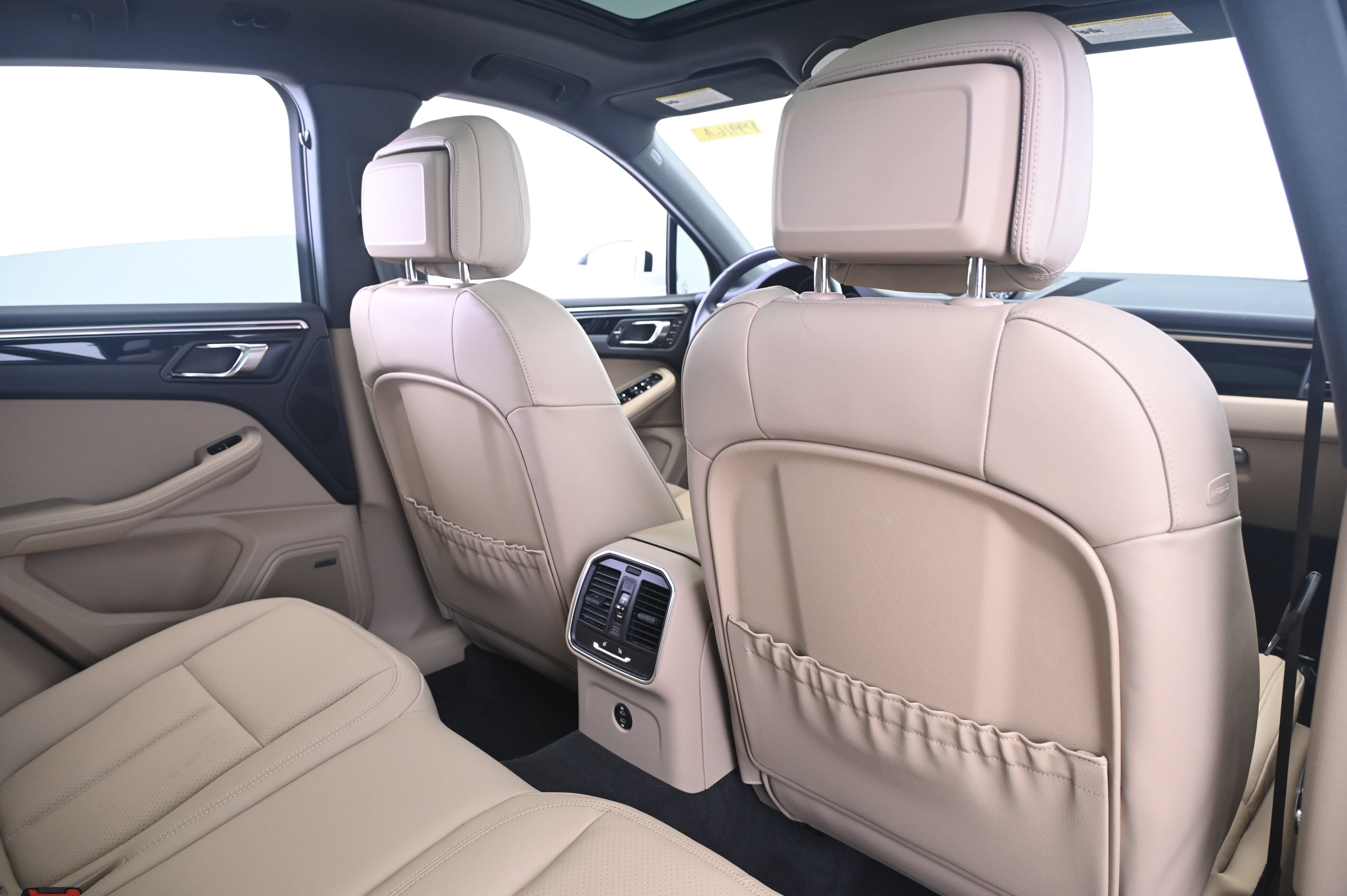 Certified 2024 Porsche Macan AWD/4WD image 17