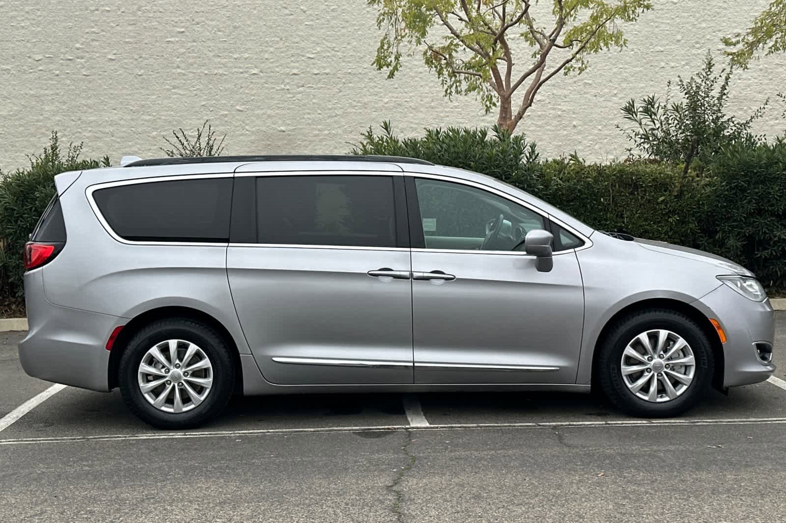 Used 2017 Chrysler Pacifica Touring-L image 8