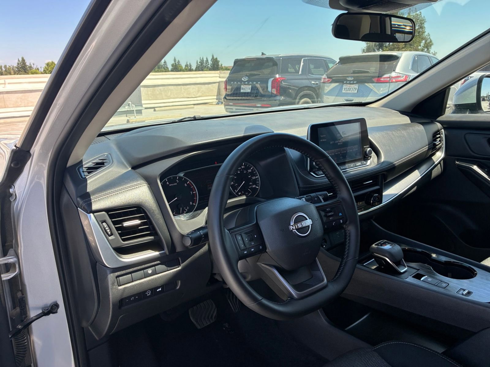 Used 2025 Nissan Rogue SV FWD image 35