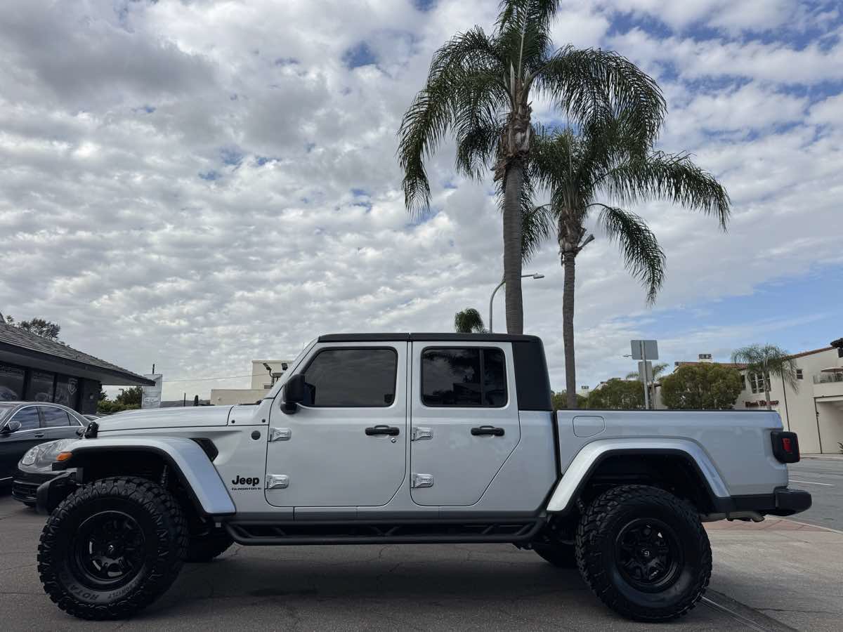 Used 2023 Jeep Gladiator Sport AWD/4WD image 2
