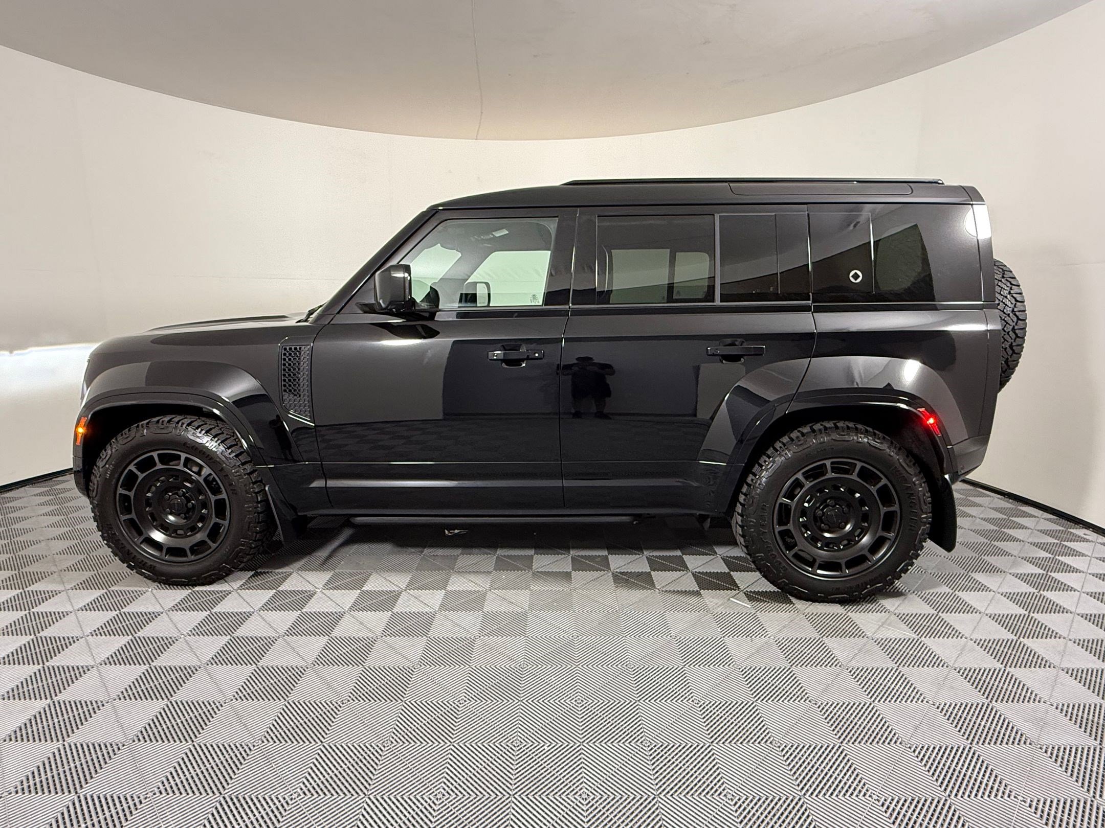 New 2026 Land Rover Defender 110 OCTA AWD/4WD image 2