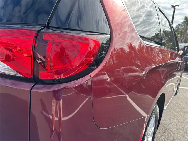 Used 2020 Chrysler Pacifica Touring-L image 12