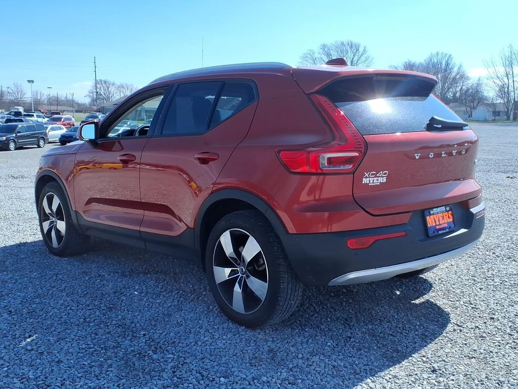 Used 2019 Volvo XC40 T4 Momentum image 5