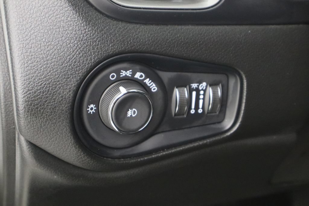 Used 2023 Jeep Renegade Latitude w/ Sun & Fun Group AWD/4WD image 22