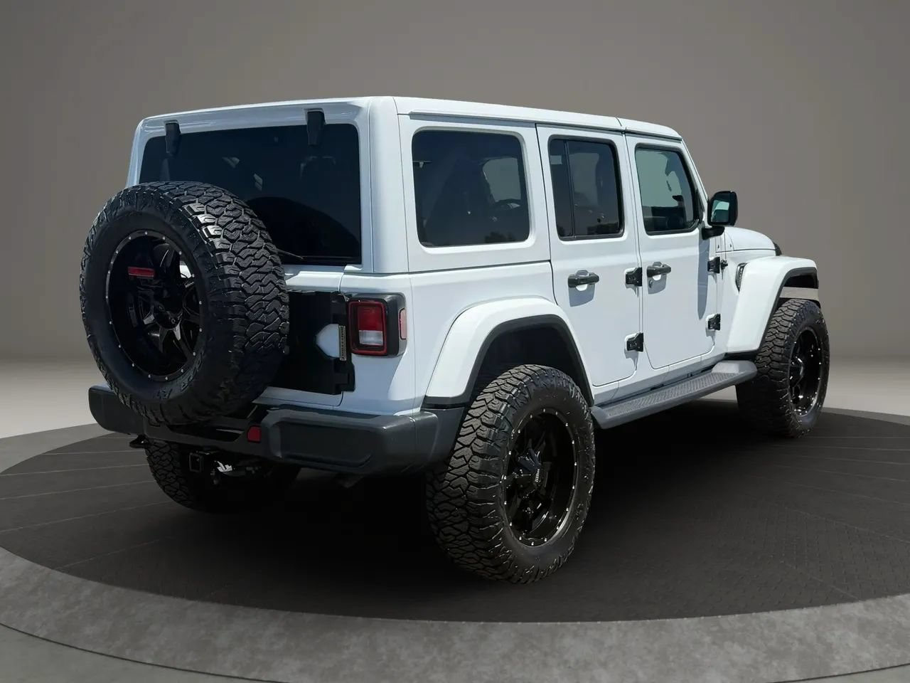 Used 2018 Jeep Wrangler Unlimited Sahara w/ Uconnect 4C Nav & Sound Group AWD/4WD image 6