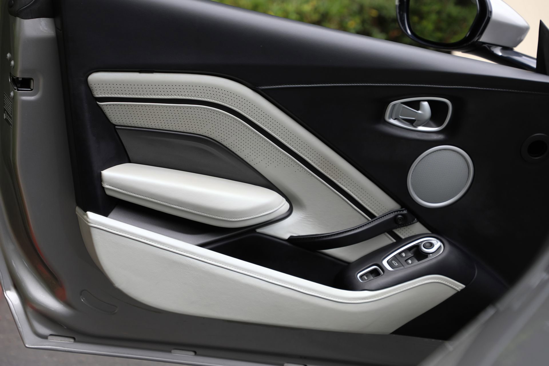 Used 2023 Aston Martin V8 Vantage Roadster RWD image 41