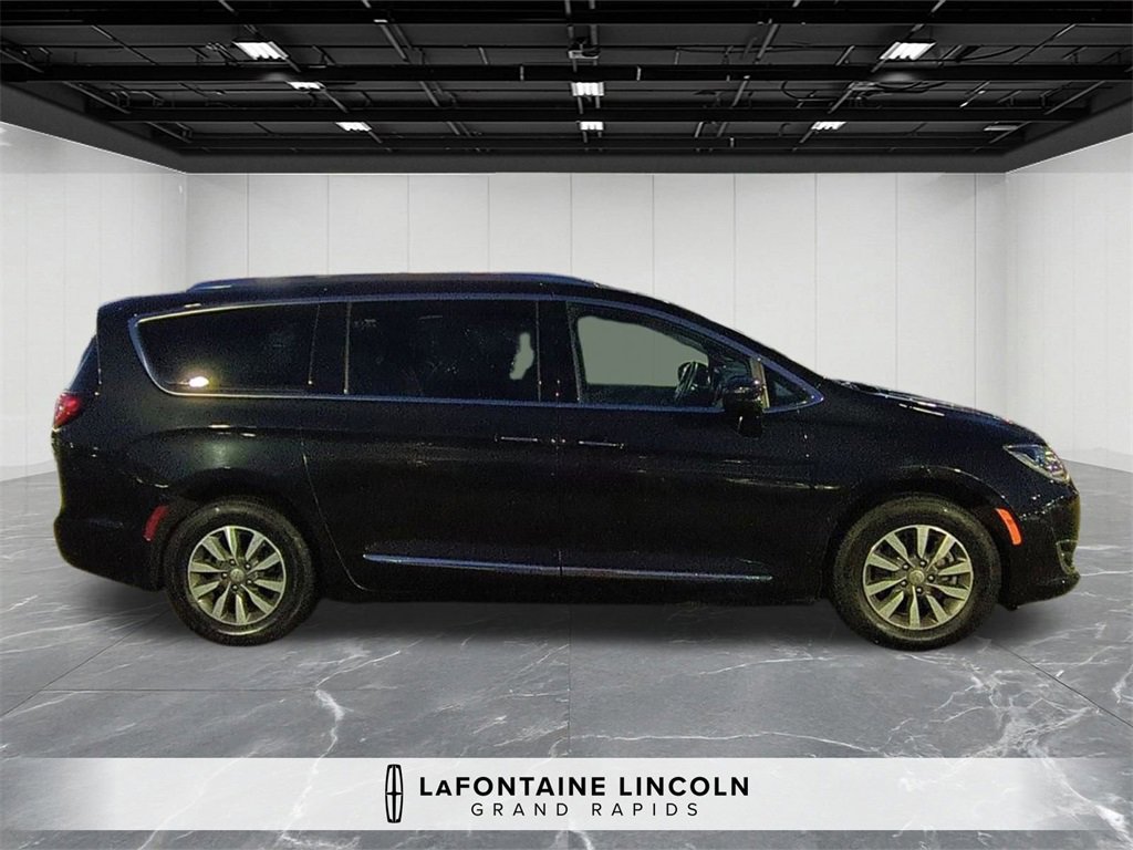 Used 2020 Chrysler Pacifica Touring-L image 6