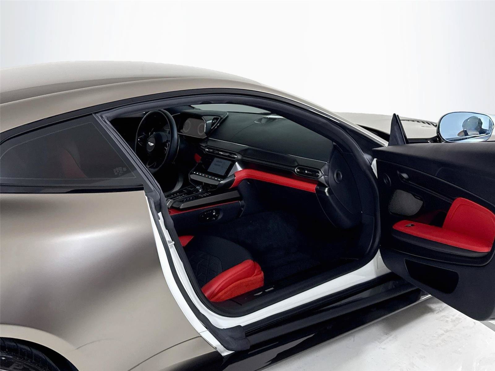 Used 2025 Aston Martin Vanquish RWD image 25