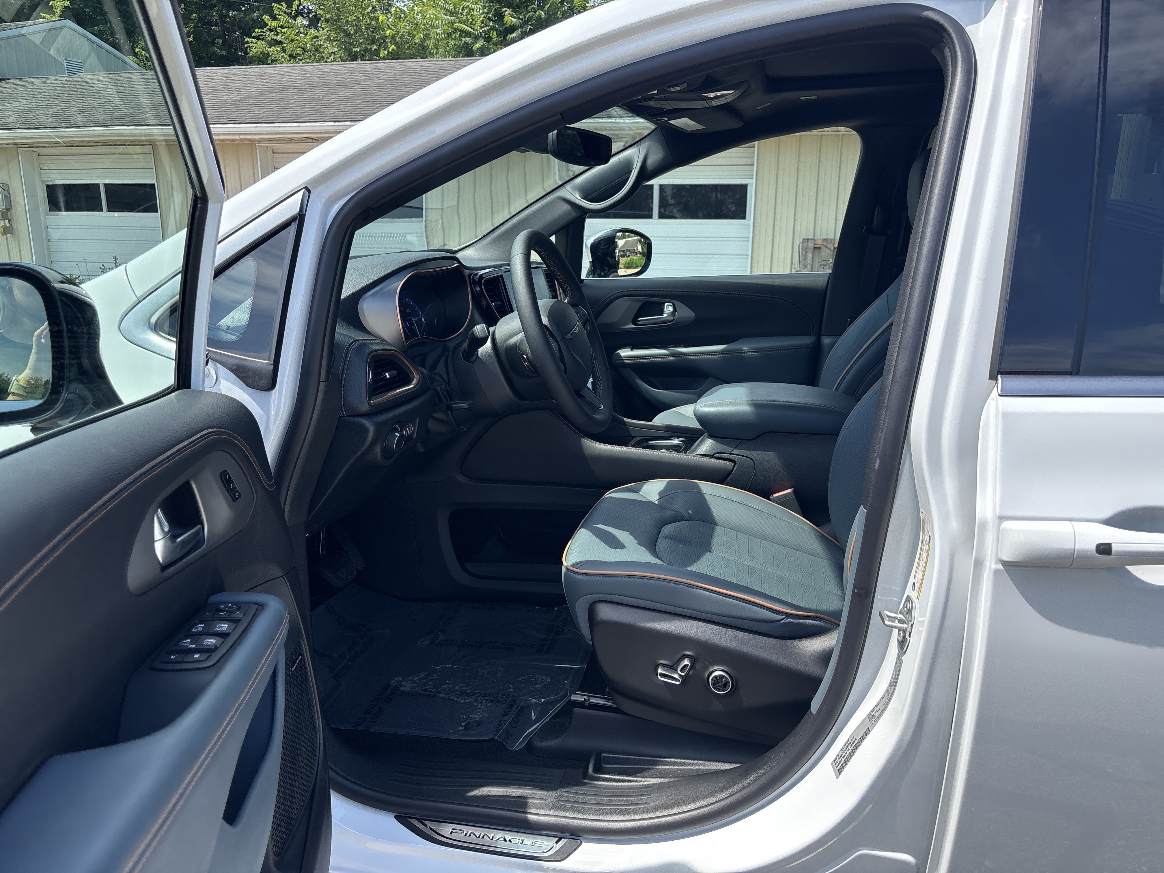 New 2027 Chrysler Pacifica Pinnacle FWD image 17