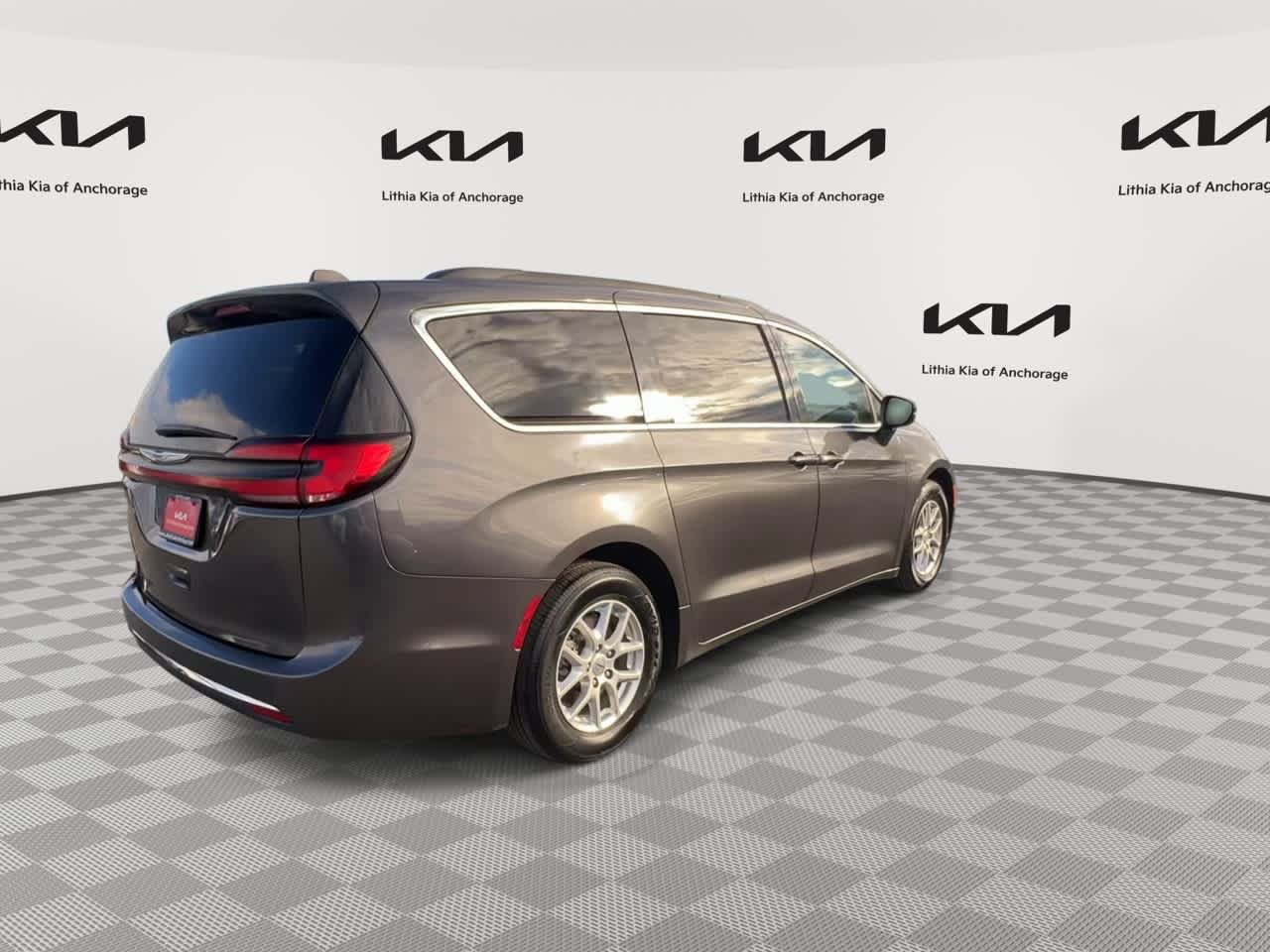 Used 2022 Chrysler Pacifica Touring-L FWD image 2