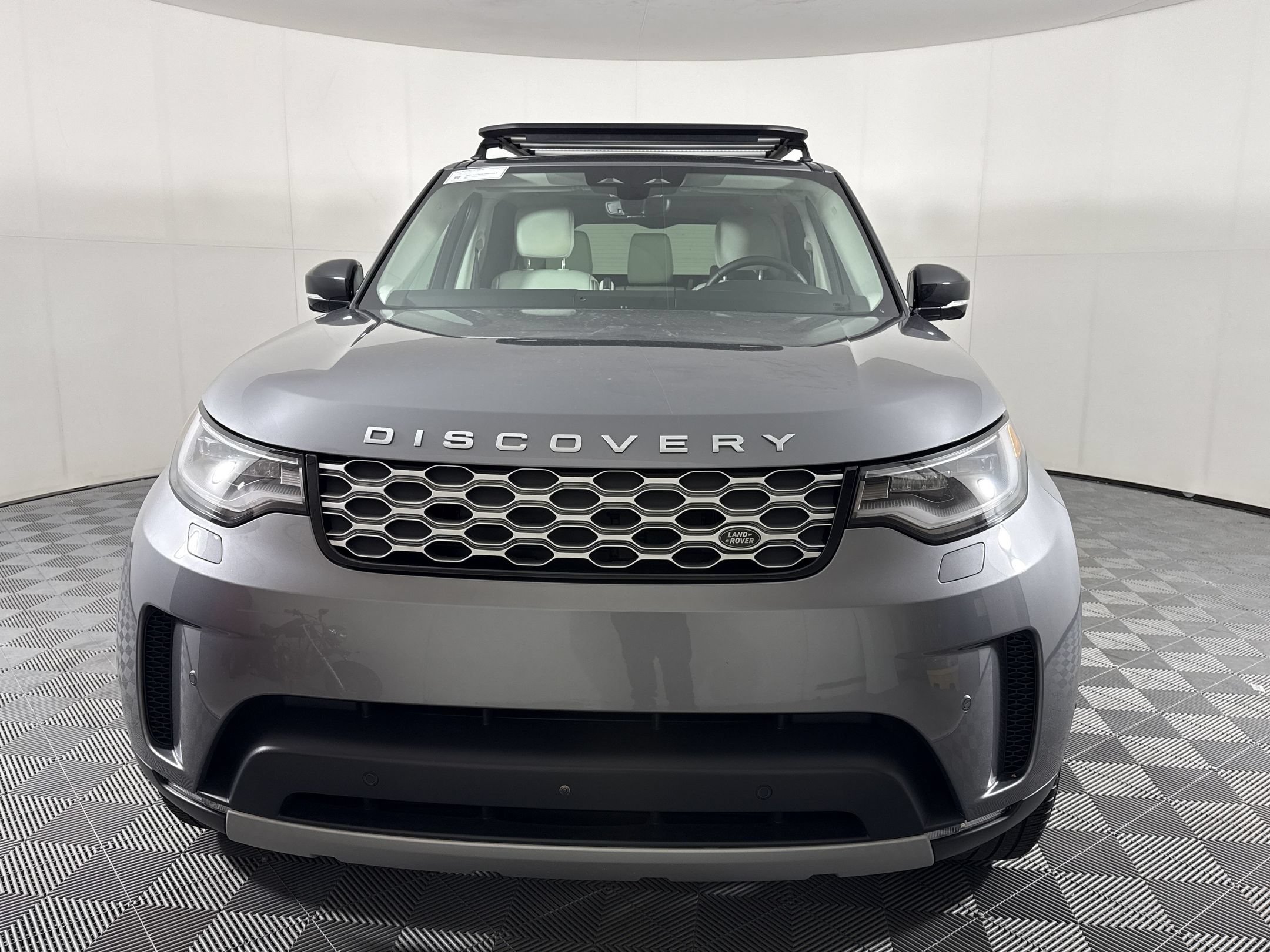 Used 2025 Land Rover Discovery S AWD/4WD image 6
