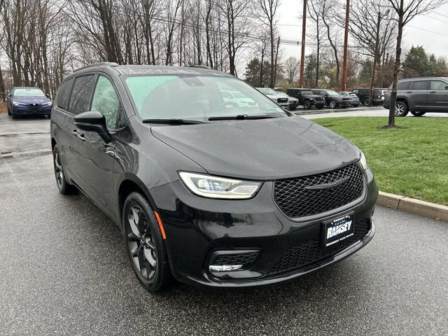 Used 2023 Chrysler Pacifica Touring-L w/ S Appearance Package image 2