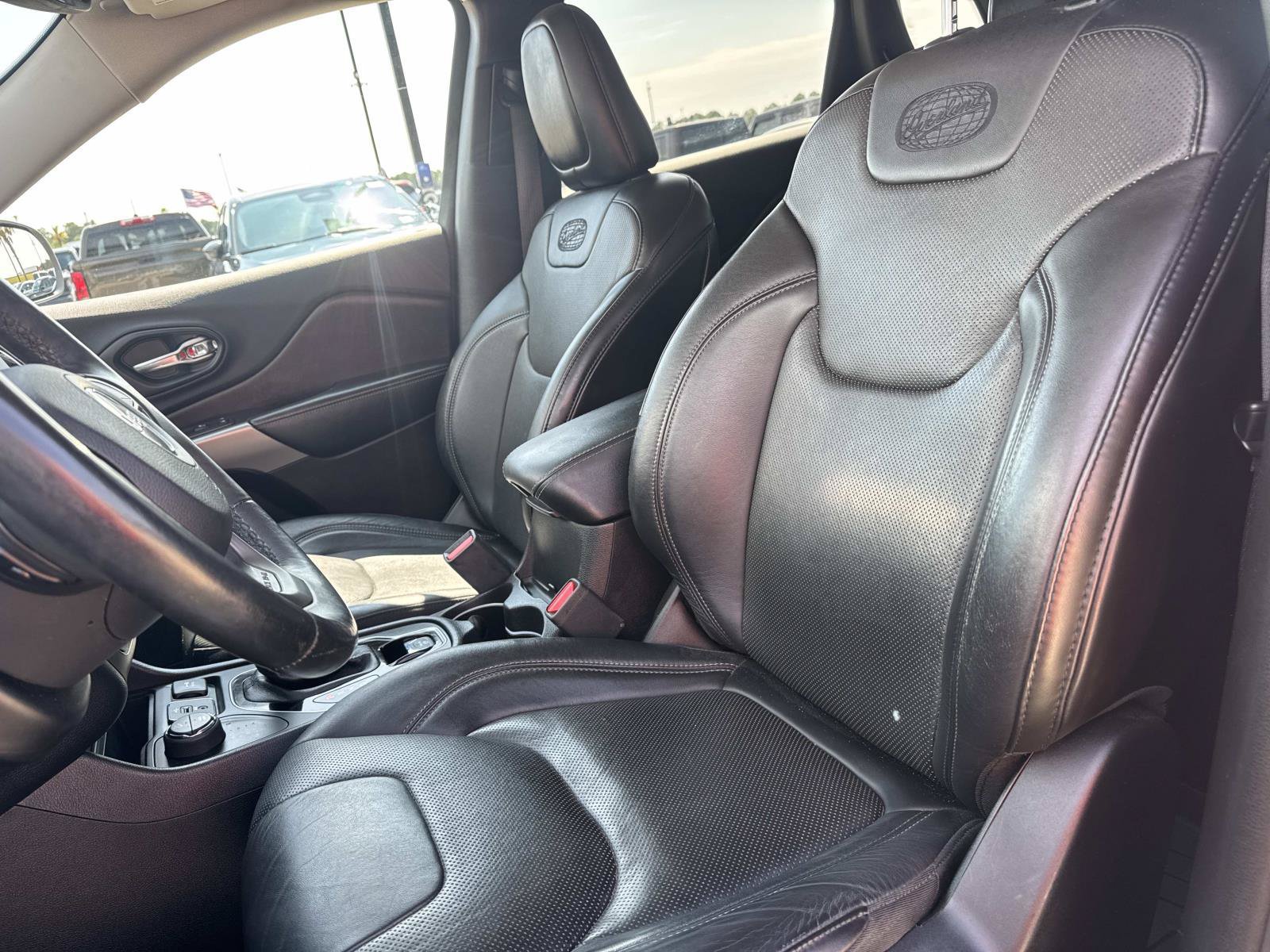 Used 2019 Jeep Cherokee Overland w/ Technology Group AWD/4WD image 16