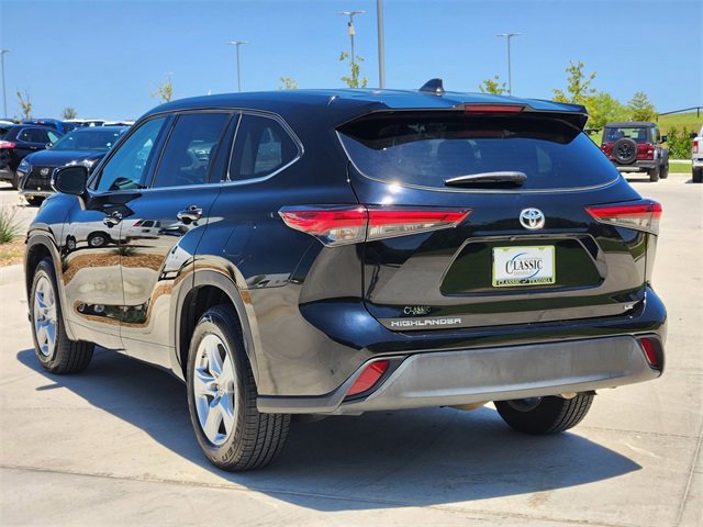 Used 2022 Toyota Highlander LE image 8