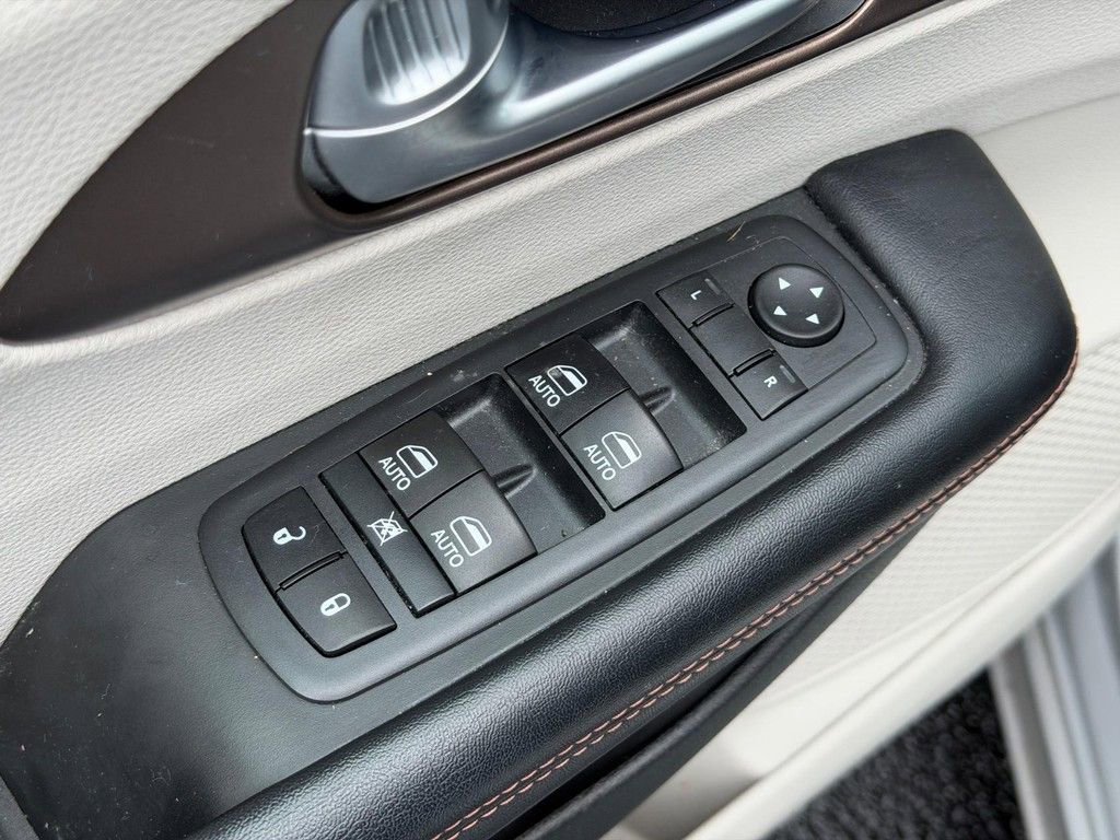 Used 2017 Chrysler Pacifica Touring-L Plus FWD image 17