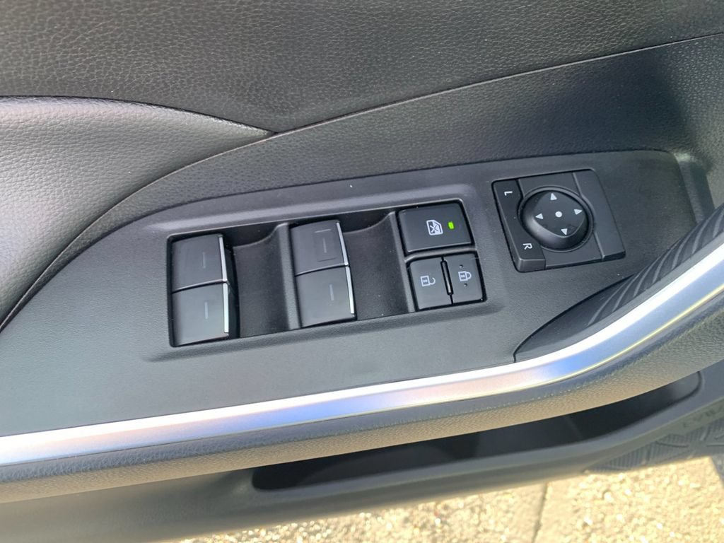Used 2025 Toyota RAV4 XLE AWD/4WD image 13