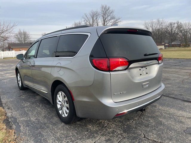 Used 2017 Chrysler Pacifica Touring-L image 2
